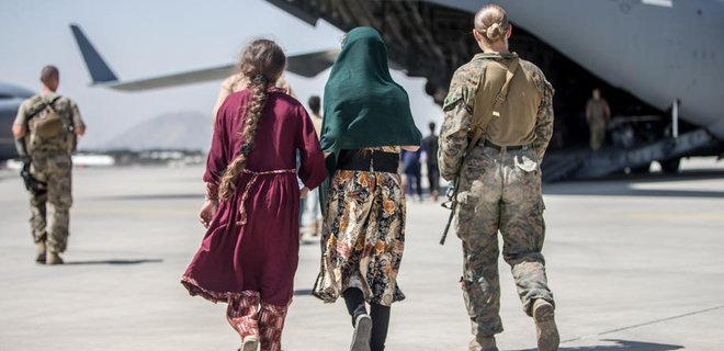 "Их нельзя увозить". Талибан заявил, что перекрыл дорогу в аэропорт Кабула для афганцев