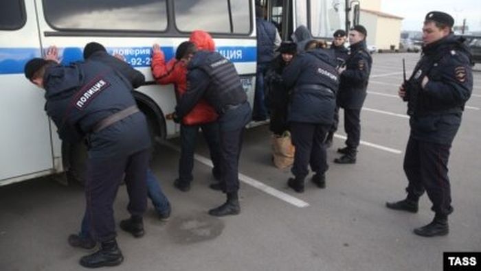 Мигрантов в России обяжут получать карты с чипом о пройденной дактилоскопии