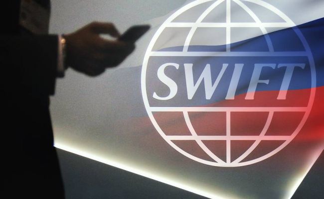 Отключить от SWIFT и запретить авиаперелеты: Ельченко оценил вероятность новых санкций против России