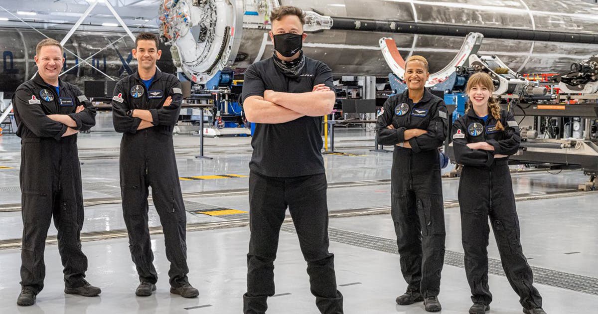 Маск потроллил президента США после посадки первого гражданского экипажа