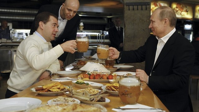 Заботливый дедушка продлил до декабря 2022 “бомбежку Воронежа” – запрет для россиян на сыр, хамон и пр.