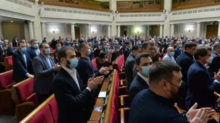 "Слугам народа" раздавали деньги за поддержку закона об олигархах прямо в туалете ВР, - нардеп (Видео)