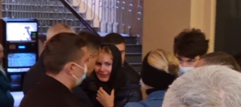 Поцеловала прямо в губы. На похоронах Полякова произошел конфликт между его женой и сожительницей