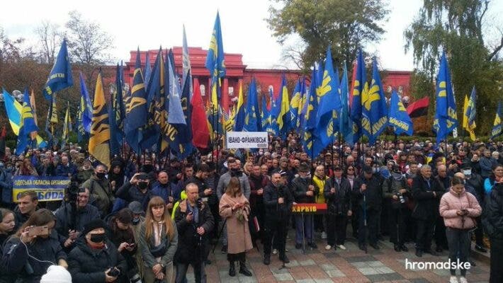 В Киеве прошел марш в честь Дня защитников и защитниц (Видео)
