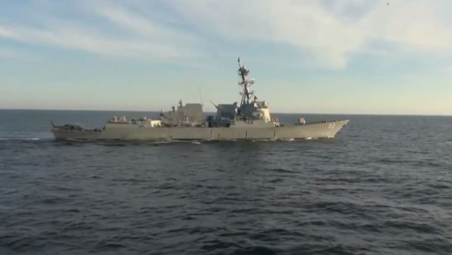 Американский корабль немного потроллил российских "коллег". ВИДЕО
