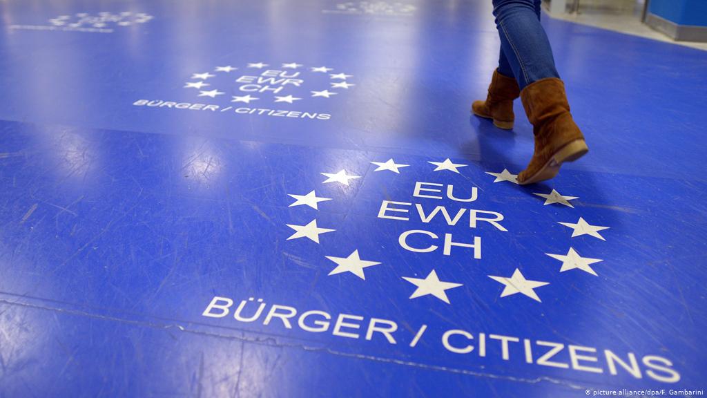 Украинцы массово получают вид на жительство в ЕС: в какие страны и почему едут