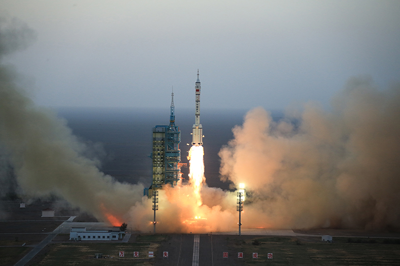 Китай запустил свою самую длительную космическую миссию для строительства орбитальной станции (Видео)