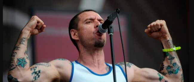 "Покажи билет!": Михалок из "Ляписа" на своем концерте обругал и ударил мужчину головой. ВИДЕО