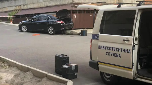 Нардеп Гео Лерос обнаружил под своим авто трекер слежения. Он обвиняет в этом Зеленского и Ермака