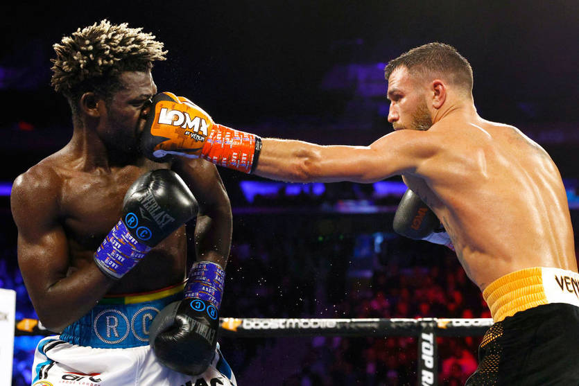 Ломаченко в чемпионском бою с нокдауном победил Комми. ВИДЕО