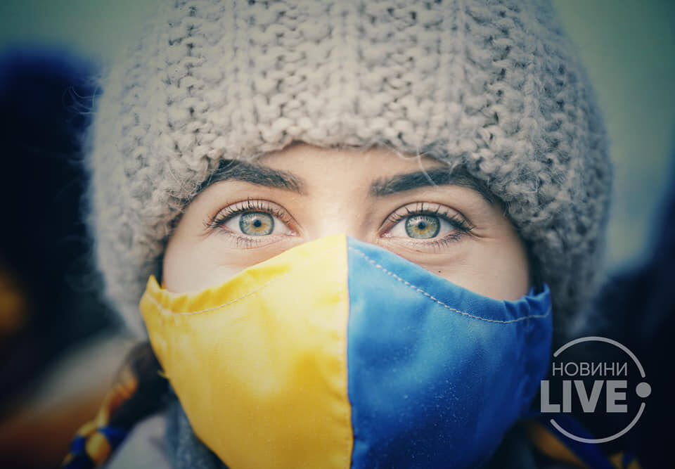 В Киеве в День соборности украинцы объединили берега Днепра живой цепью и собрали 30-метровый флаг