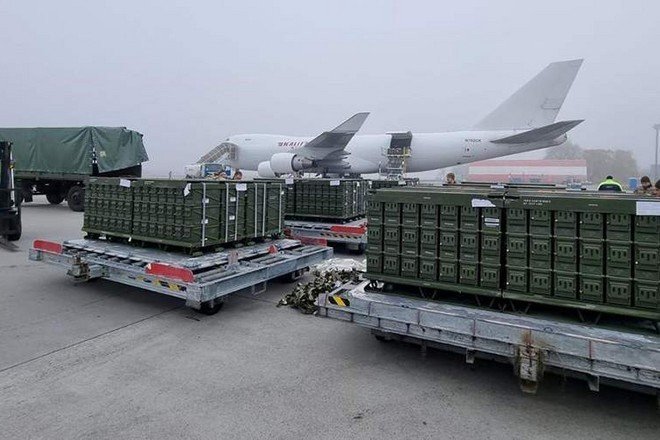 "Более 80 тонн оружия". Вторая партия летального вооружения от США прибыла в Украину