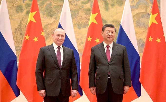 Путин и Си Цзиньпин при встрече в Пекине не пожали друг другу руки
