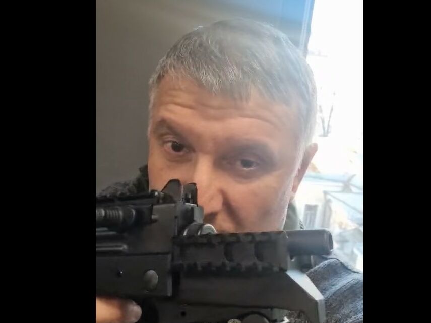 Аваков с автоматом в руках записал обращение к оккупантам (Видео)