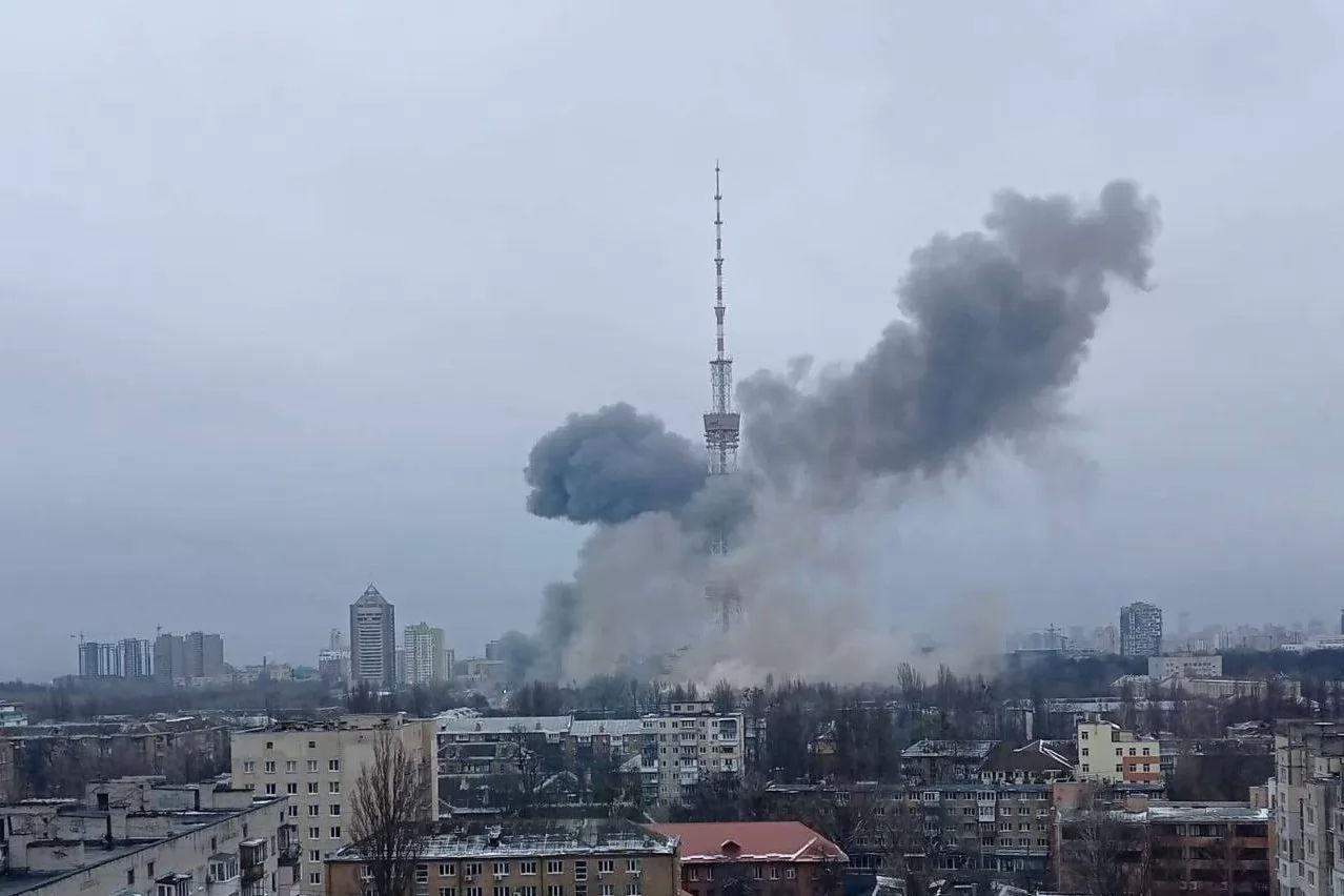 ⚡Россия нанесла два ракетных удара по киевской телевышке и Бабьему Яру (Видео)