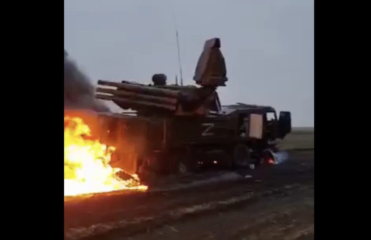 ВСУ в районе Николаева уничтожили колонну оккупантов. «Панцирь-С» сгорел (Видео)