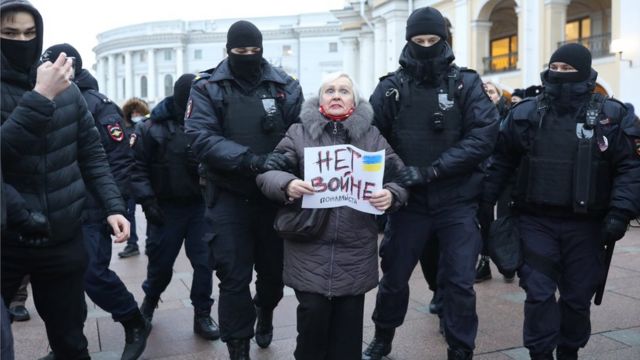 В России на митингах против войны с Украиной задерживают даже детей: люди поют гимн Украины. Видео