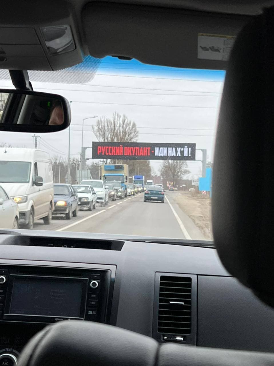 Идите по направлению "русского корабля": во Львове на дорогах появились указатели для оккупантов, фото