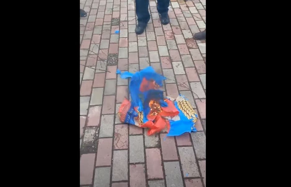 Жители Донбасса жгут «флаги» «ЛДНР» и возвращают флаги Украины