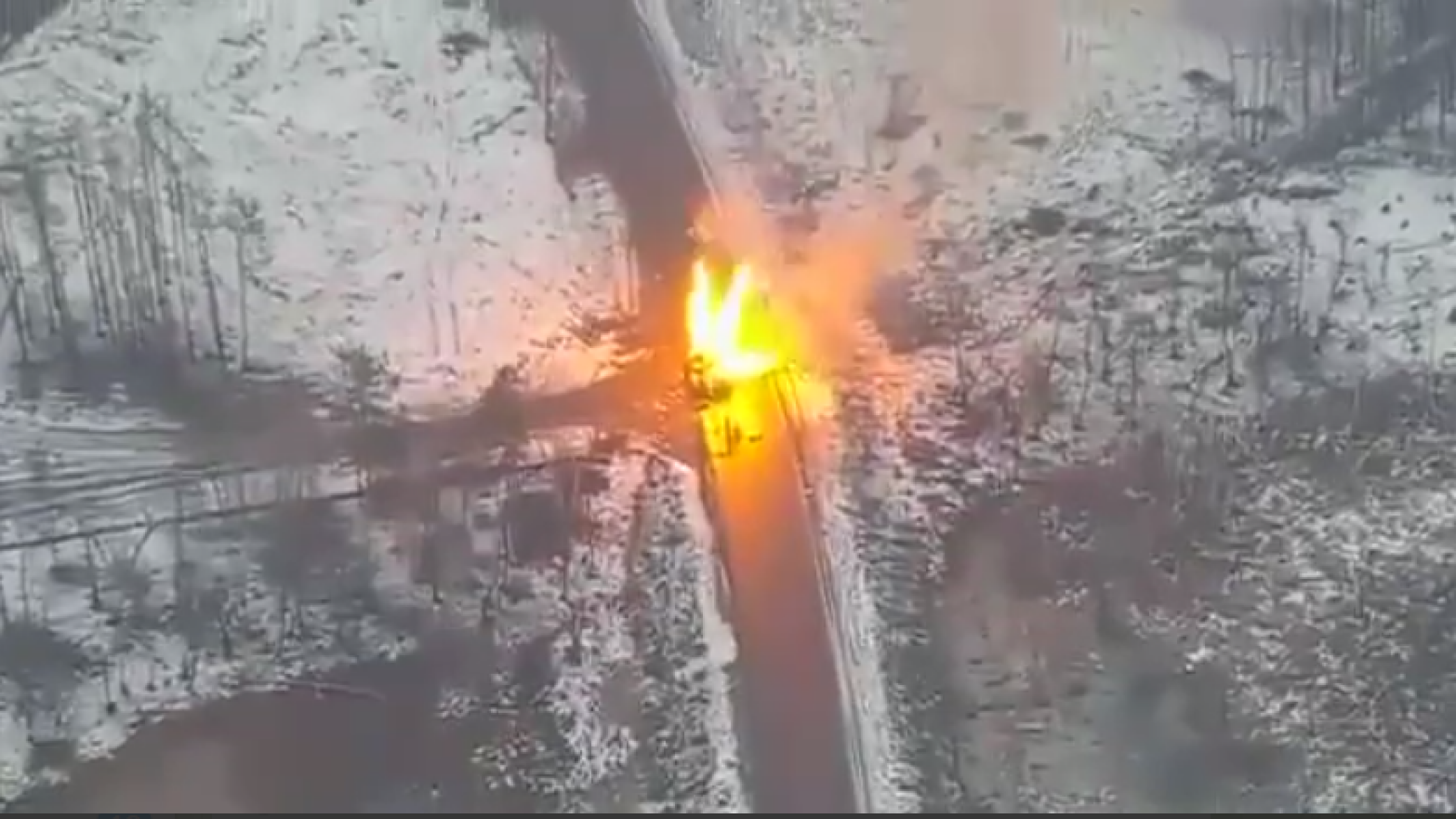 Пытались убежать, но не смогли: видео попадания украинского снаряда по БМП оккупантов