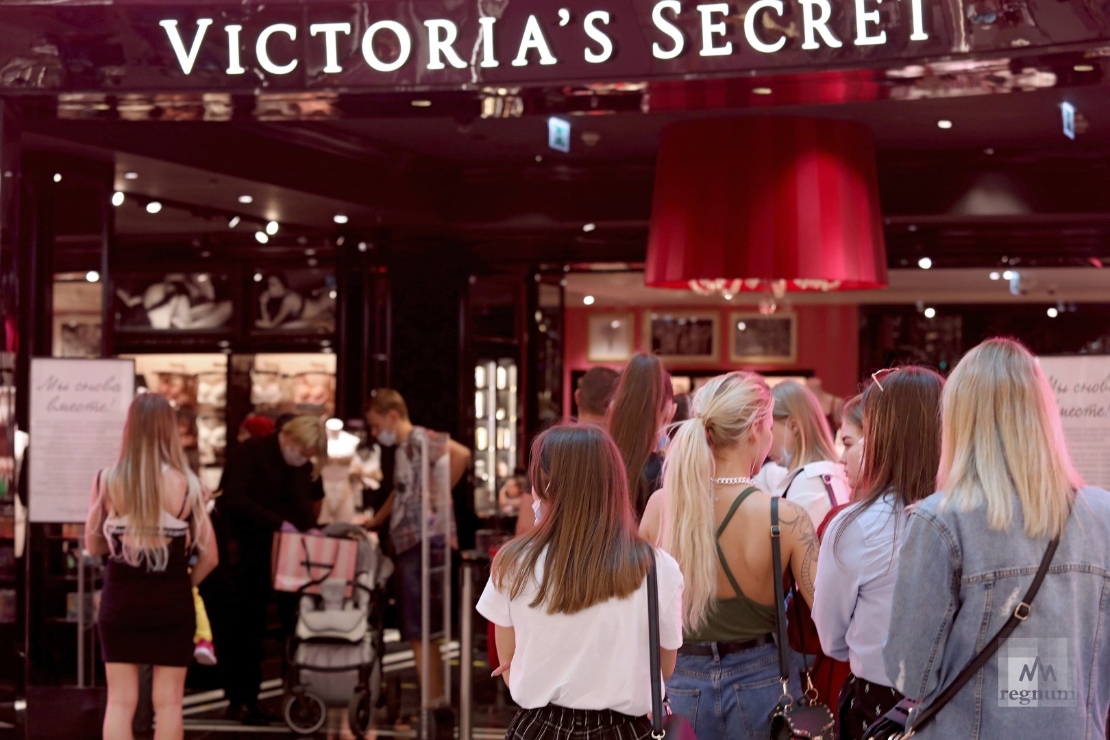 Тру́сы за труса́ми: российские мужчины выстаивают очереди за бельем Victoria's Secret: видео