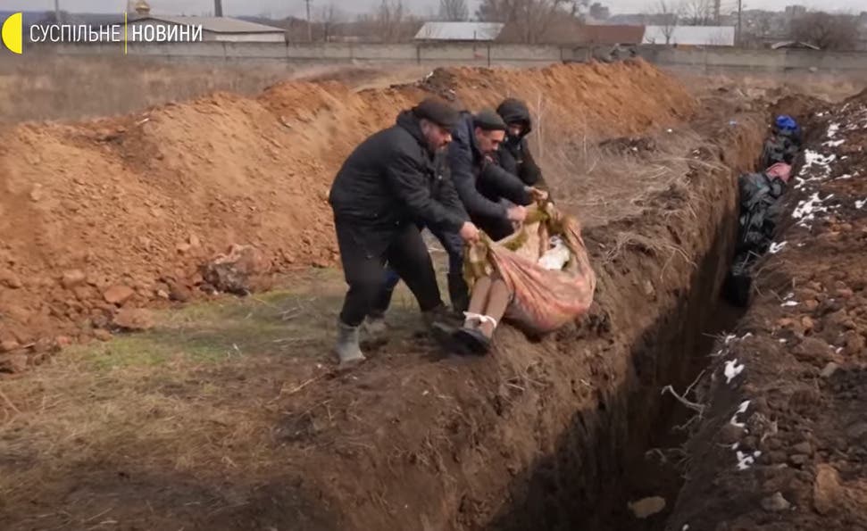 В Мариуполе погибших хоронят в братской могиле из-за постоянных обстрелов оккупантов