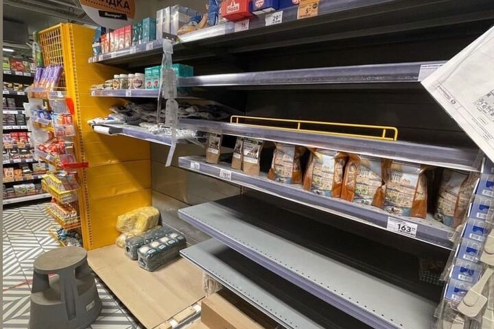 Как же быстро страна с Путиным проходит от заявлений "мы сейчас весь мир на колени поставим" до "не больше 2 кг макарон в одни руки"