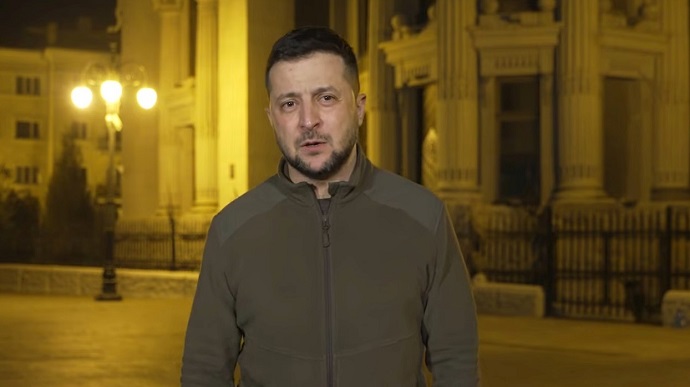 "Представьте, что на стадионе тысячи трупов": Зеленский сравнил митинг Путина с армией РФ