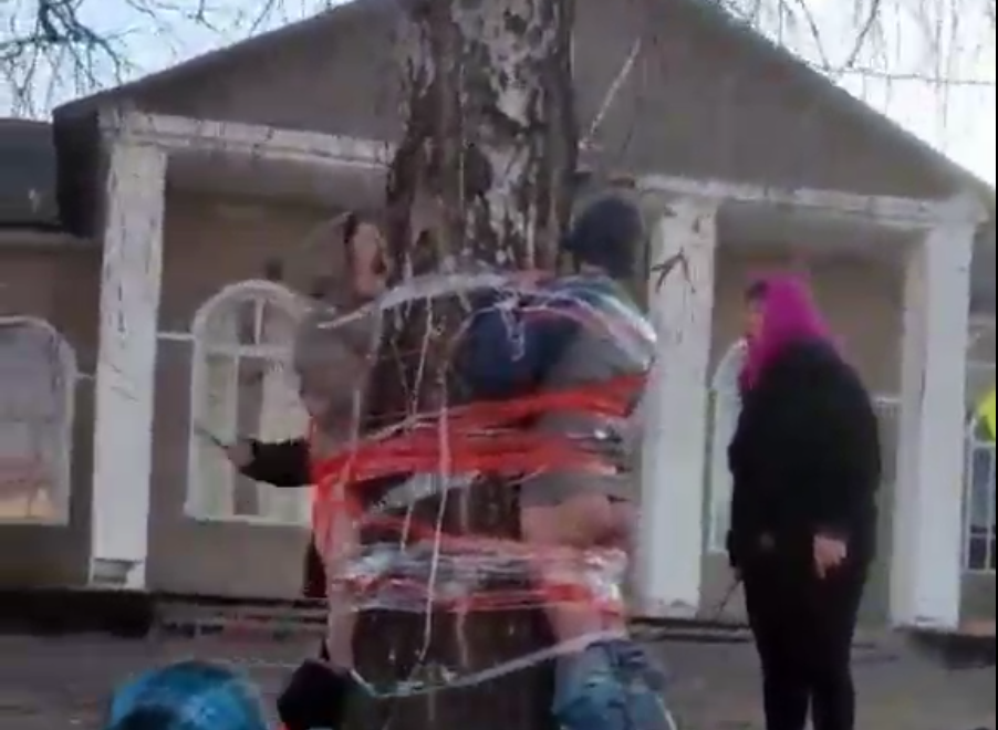 На Житомирщине мародеры пришли в дом погибшего защитника, их проучили всем селом (видео)