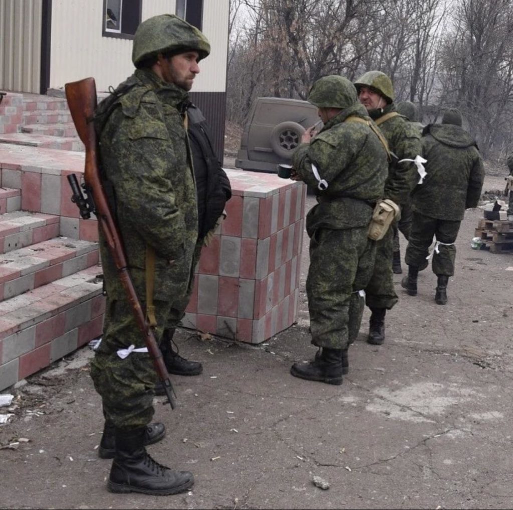 Заставили выкопать яму, а потом всучили допотопную винтовку": как российские оккупанты заставляют воевать жителей Донбасса