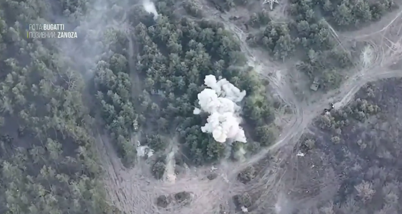 Спрятаться не вышло: ВСУ показали кадры уничтожения техники орков в лесополосе