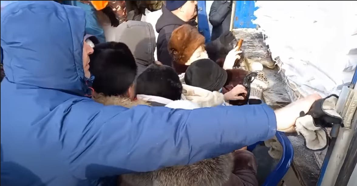 Километровые очереди и драки: В РФ люди продолжают бороться за сахар