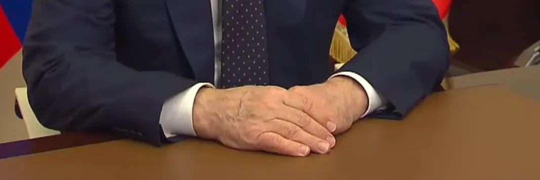 На новом видео с Путиным заметили странности: в сети заподозрили, что главу Кремля "схватил кондрат"