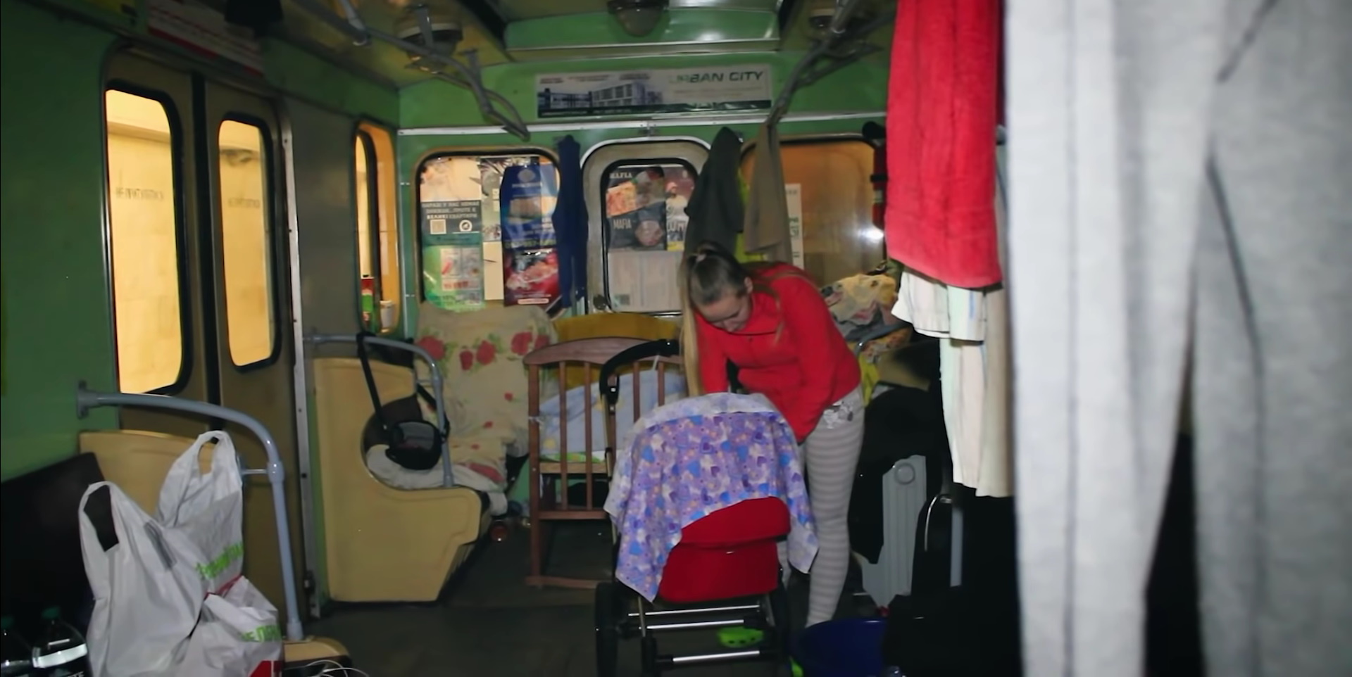 19-летняя мать с младенцем месяц живет в метро Харькова - муж воюет на передовой: видео