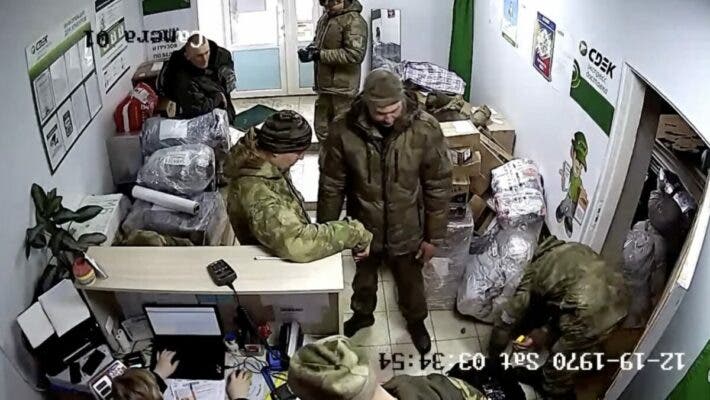 В Мозыре толпы русских фашистов через почту отправляют на родину награбленное в Украине