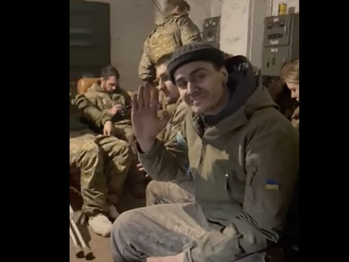 «Сколько еще продержатся — счет на часы»: Морпехи из Мариуполя записали видеообращение