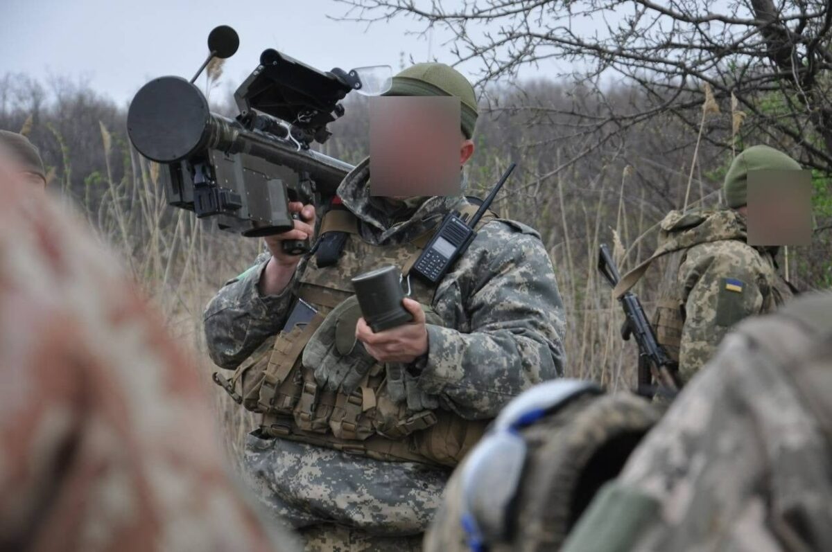 Два российских вертолета и штурмовик: Украинский десантник с помощью Stinger сделал «хет-трик»