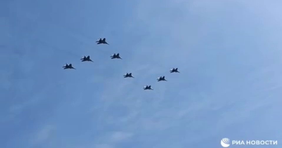 В РФ на репетиции парада к 9 мая истребители выстраивались в «Z». Похожий трюк делали нацисты