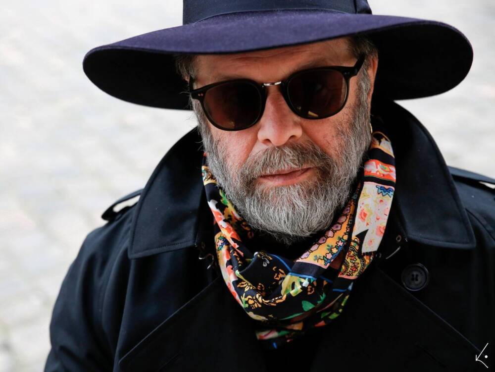 "Очень страшно, мощно и правдиво. Одна из лучших работ БГ". Гребенщиков написал песню о "гробах в сердце". Видео