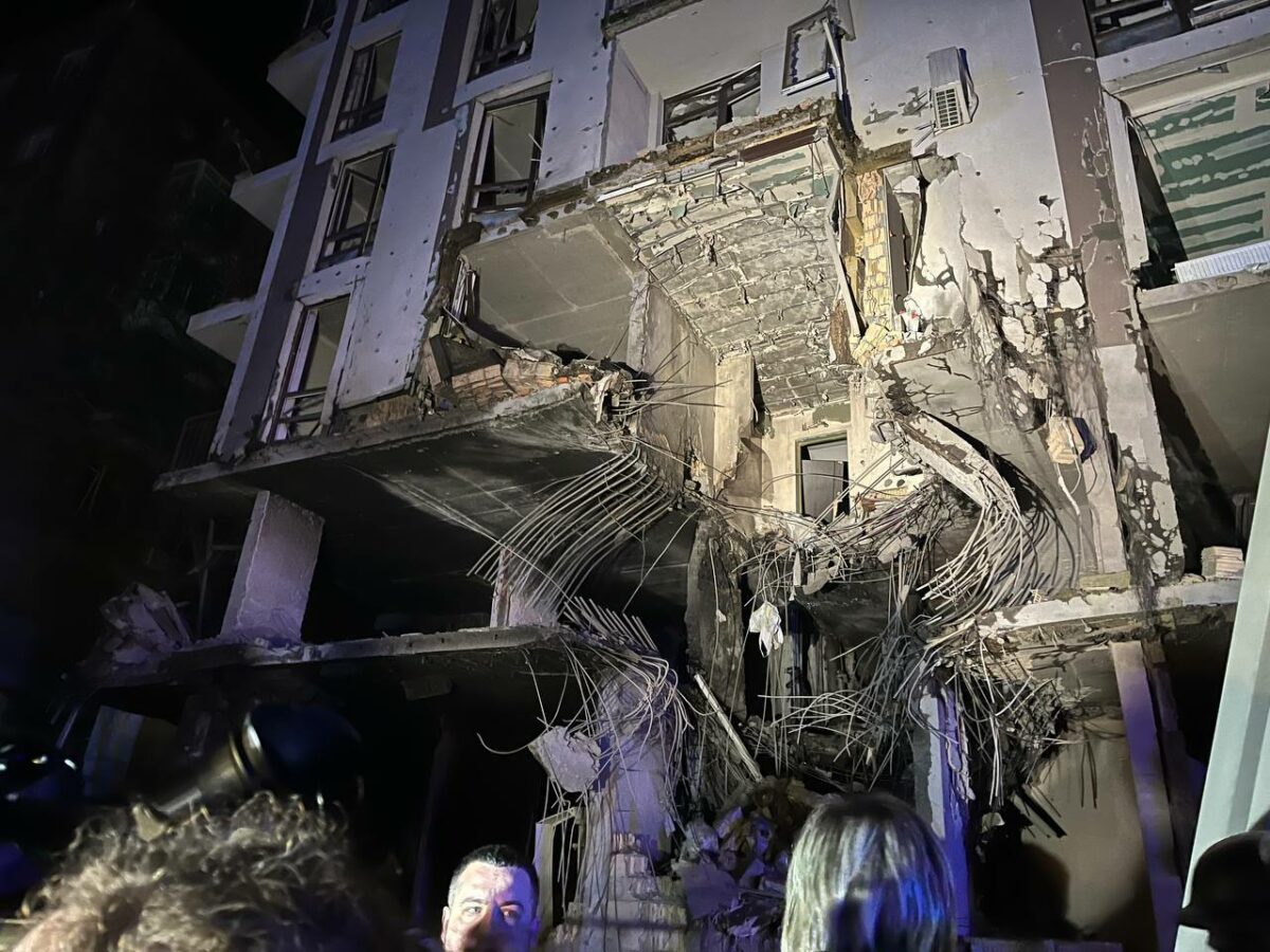 Ракетный удар по жилому дому в Киеве: Спасатели нашли тело журналистки Радио Свобода