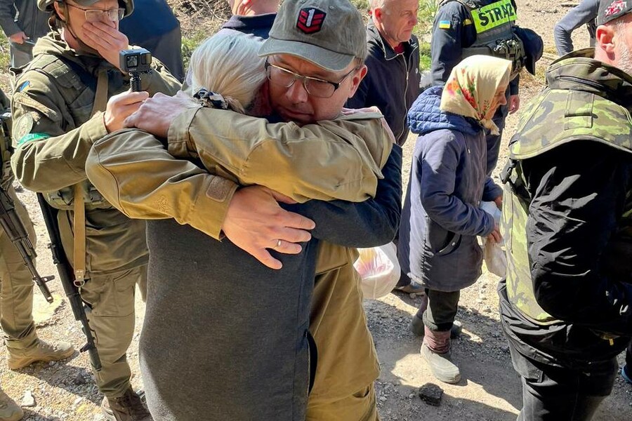 Объятия и рассказы об ужасах: как украинских военных встретили в Харьковской области. Видео