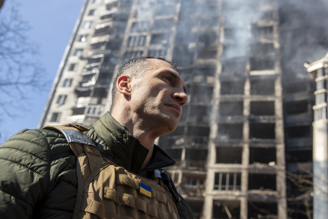 Кличко показал поврежденные обстрелами дома в Киеве. Видео