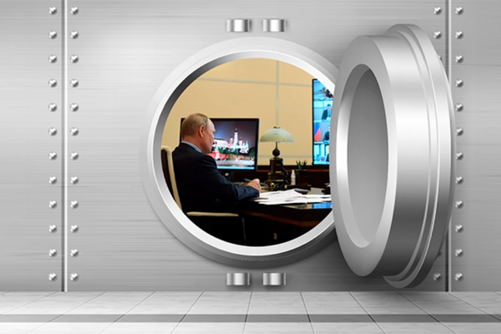 Путин будет сидеть в бункере и ждать. Думаю, его свои прикончат. Сценарий в луже с мочой – для него