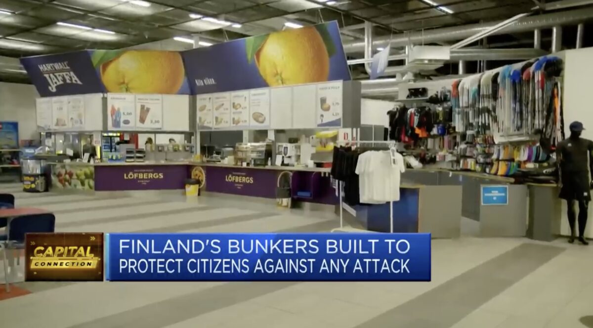 Фины показали бомбоубежище в Хельсинки с футбольным полем, спортзалом и парковкой