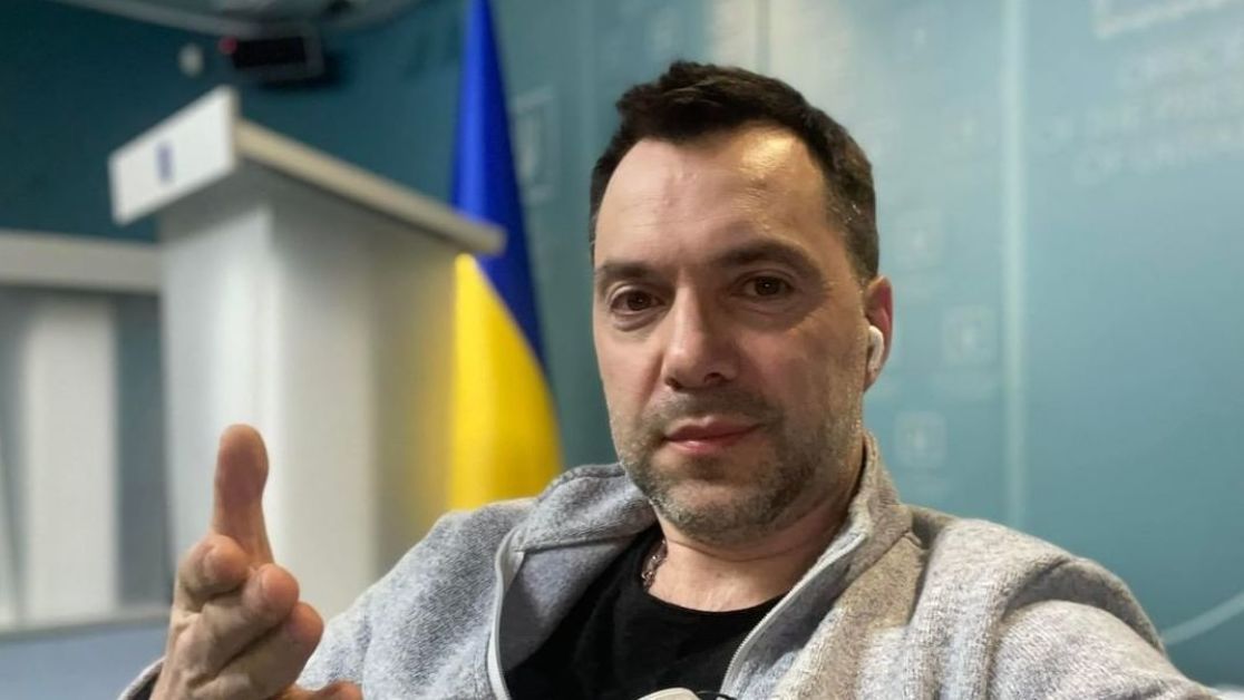 Партизаны листовки расклеивают