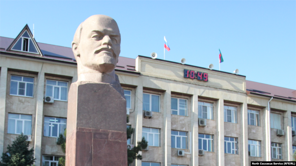 Дагестанская школьница, назвавшая Путина чертом, записала извинения. Ее мама заявила о поддержке войны