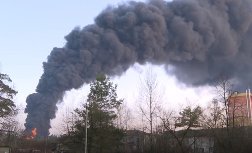 В Брянской области взрывы и пожар в воинской части: видео
