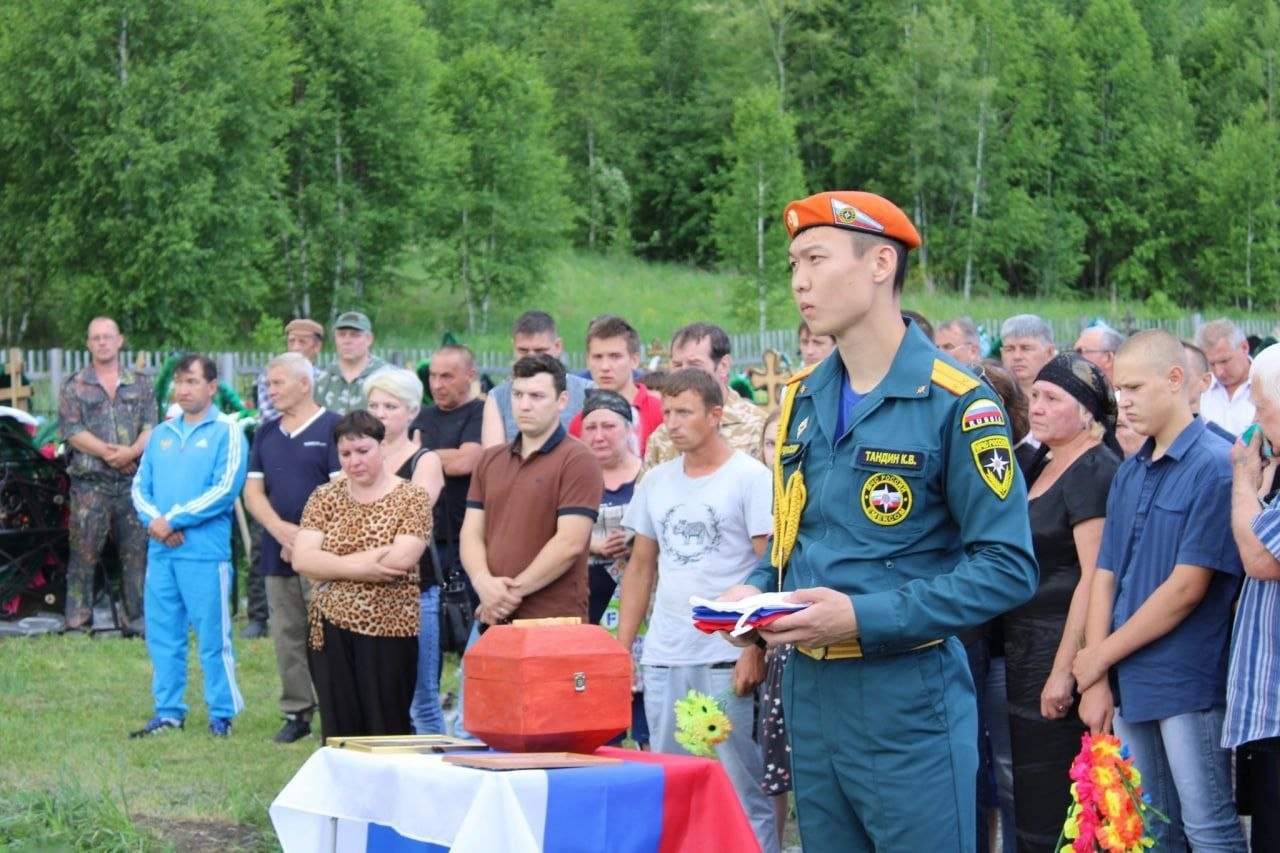 Останки оккупанта поместились в коробочку: фото похорон в россии повеселело сеть