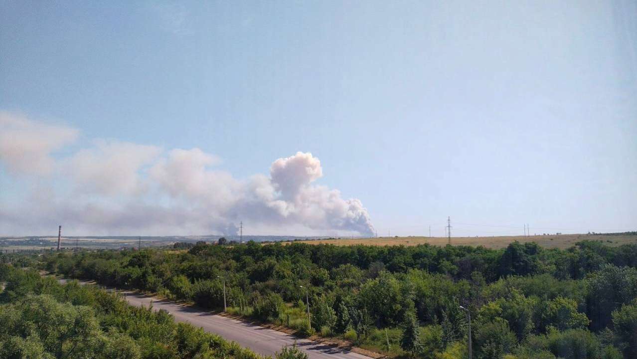 Похоже на работу HIMARS: В Луганской области взорвались два склада с боеприпасами оккупантов (Видео)