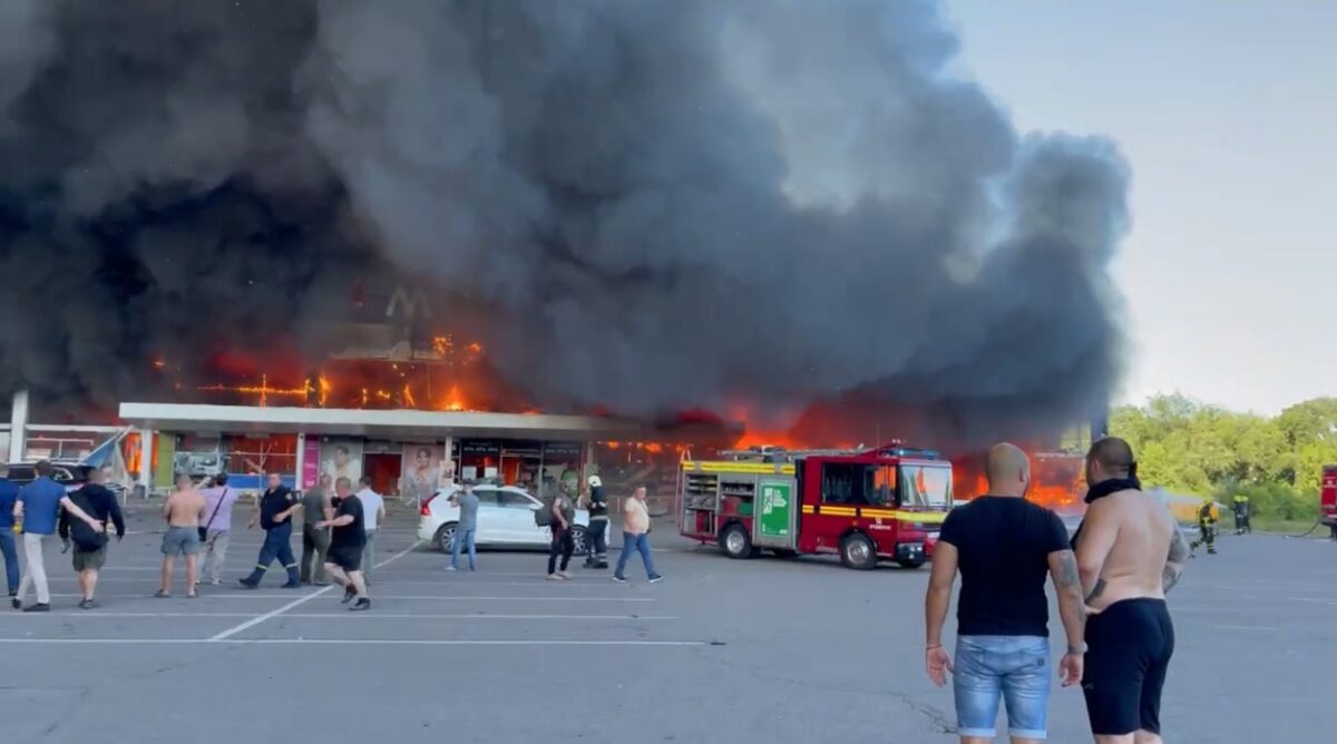 ⚡Количество жертв невозможно вообразить: Зеленский опубликовал видео последствий удара РФ по ТРЦ в Кременчуге